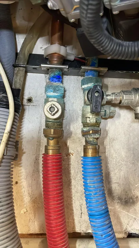 Vannes et flexibles eau chaude et froide sous un appareil